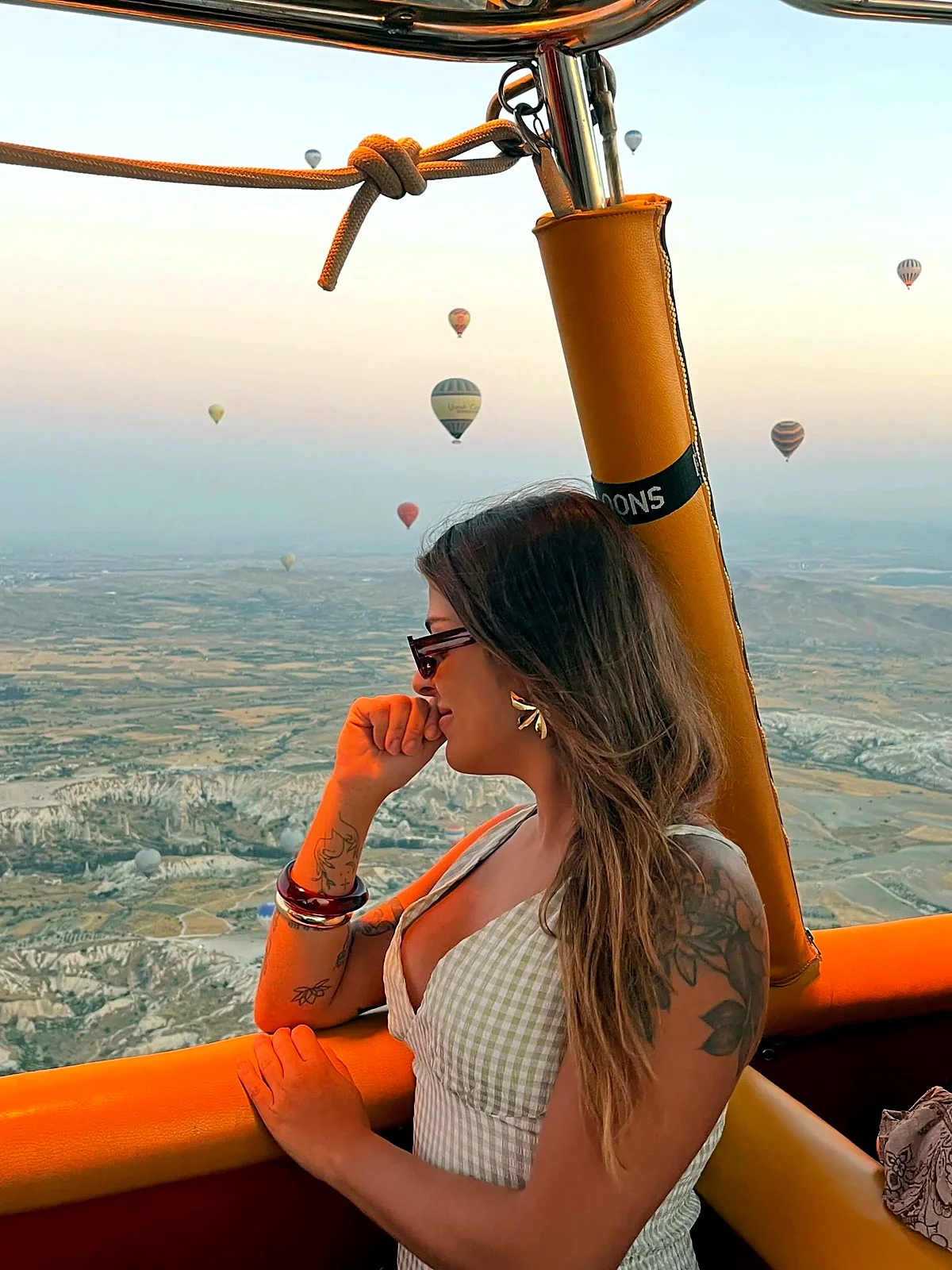 Stefania num balão sobre a Capadócia, ao nascer do sol